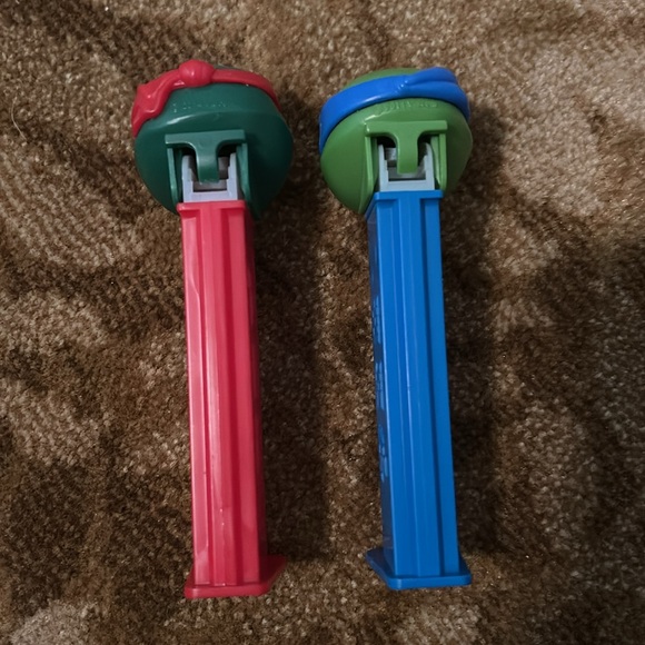 Teenaged Mutant Ninja Turtles Pez dispenses. Raphael and Leonardo - Picture 2 of 3